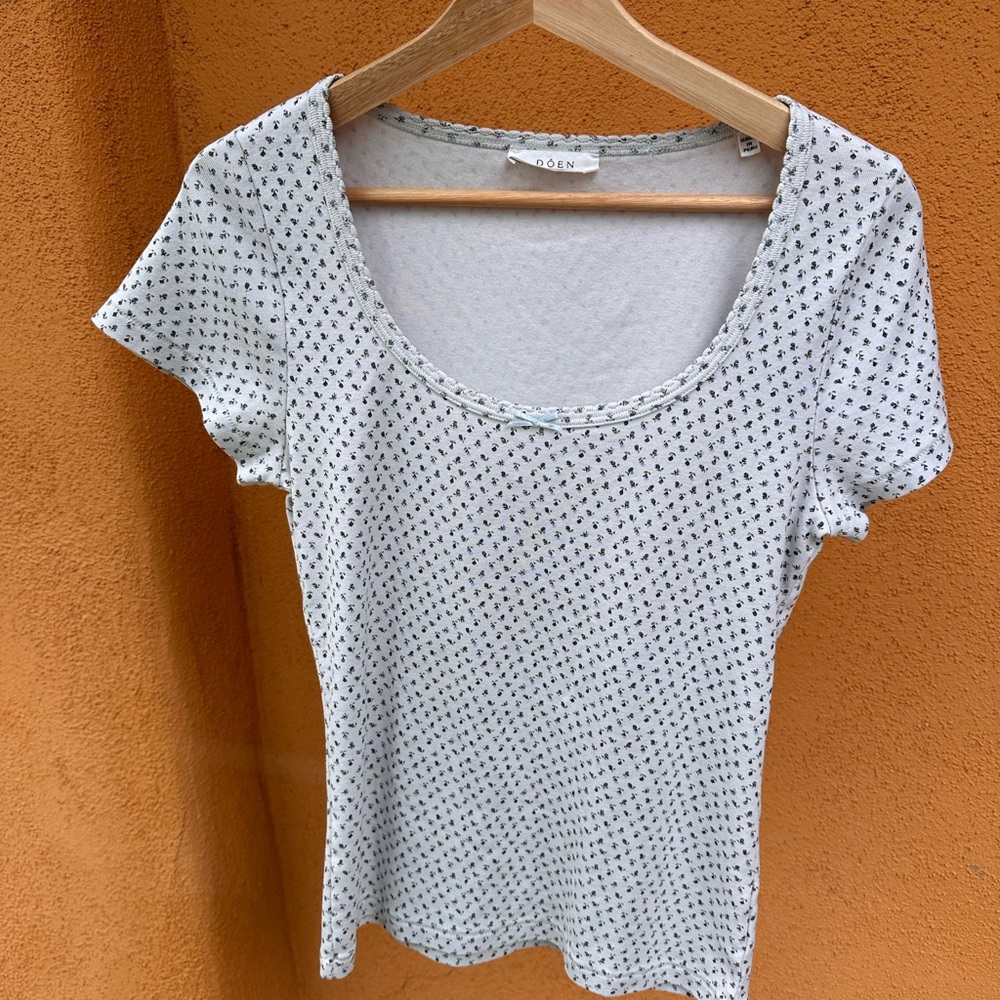 Doen Light Gray/Off White Scoop Neck Short Sleeve Tee with Micro Floral Print - Picture 2 of 9